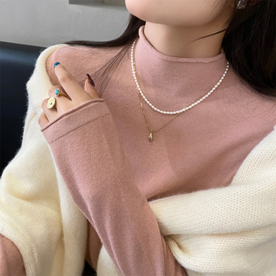 半高领粉色针织打底衫内搭