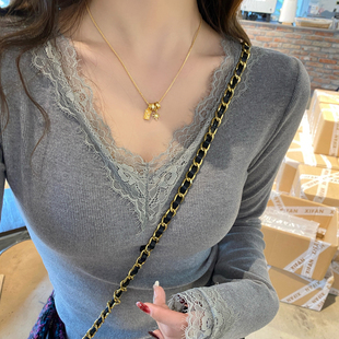 灰色V领磨毛加绒蕾丝边打底衫女内搭2026年秋冬新款修身小众上衣