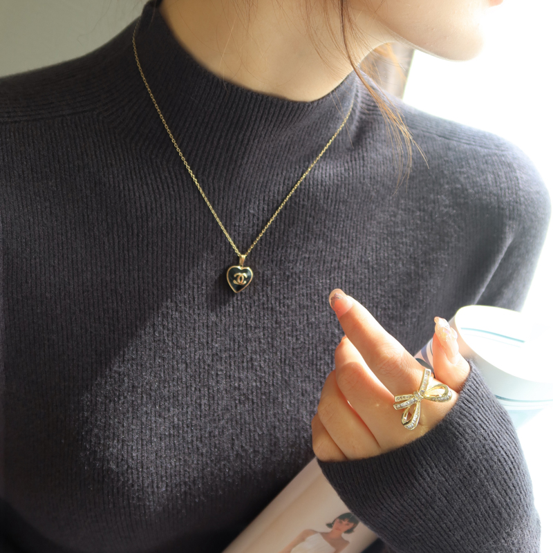 灰色半高领修身针织衫