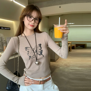 龙妹卡其色正肩长袖T恤女外穿内搭2026早春新款修身打底印花上衣