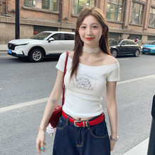 龙妹家白色一字肩印花短袖T恤女2025夏新款绝美露肩修身斜肩上衣