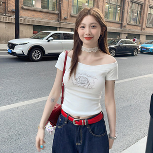 龙妹家白色一字肩印花短袖 斜肩上衣 T恤女2025夏新款 绝美露肩修身
