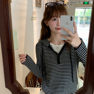 龙妹家V领条纹连帽打底衫女款内搭2026早秋新款针织毛衣长袖上衣