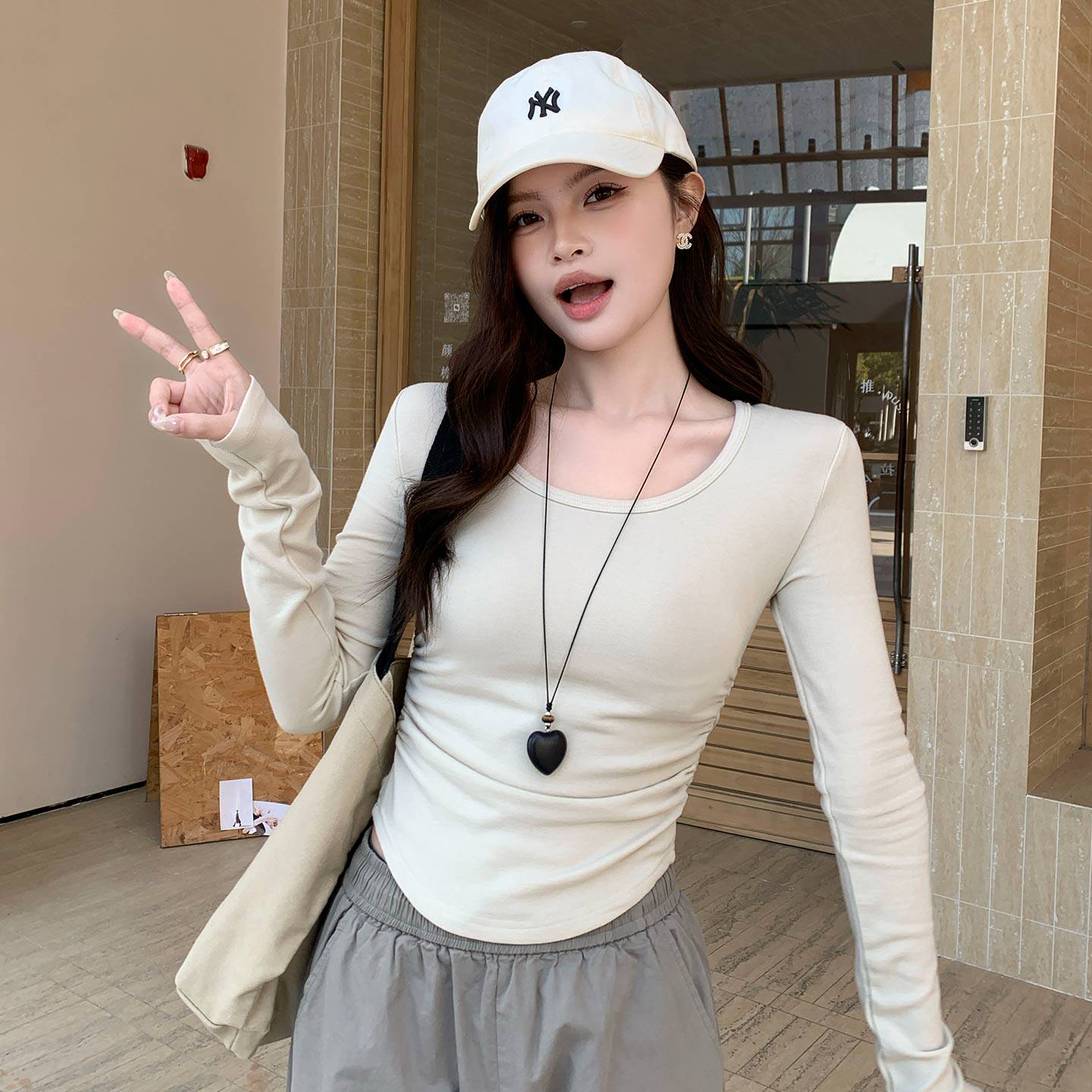 龙妹奶茶色低圆领长袖T恤女外穿内搭打底衫2026春装新款修身上衣