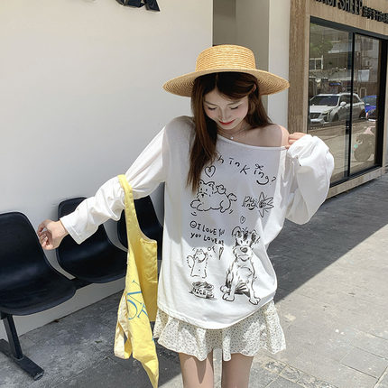 龙妹家白色斜肩印花长袖T恤女2025夏季新款防晒罩衫宽松露肩上衣
