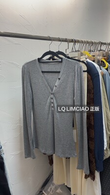 LQ LIMCIAO春夏新款 灰色V领扣子长袖打底衫女