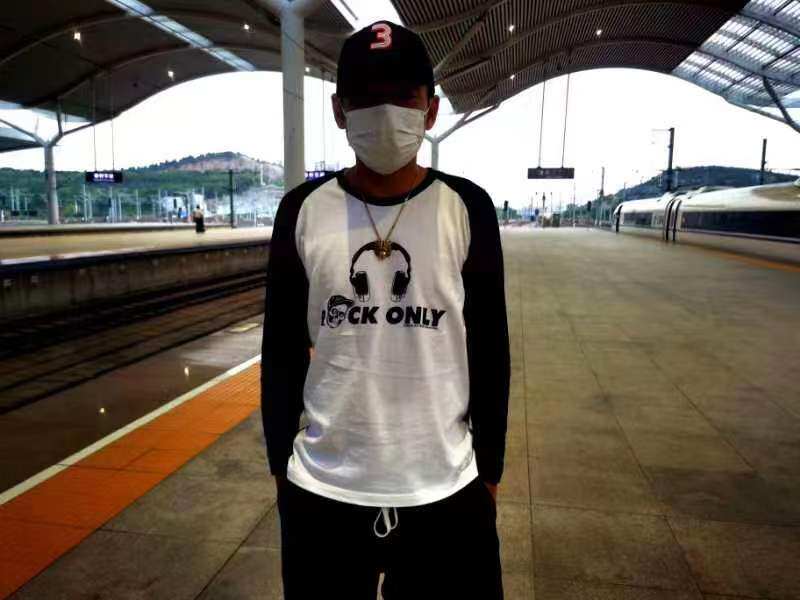 OUIN 面孔乐队 欧洋 长袖耳机款卫衣T恤 流行青春