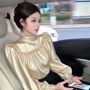冬季 高级感轻奢减龄洋气高领荷叶边杏色缎面上衣 今年爆款 2026新款