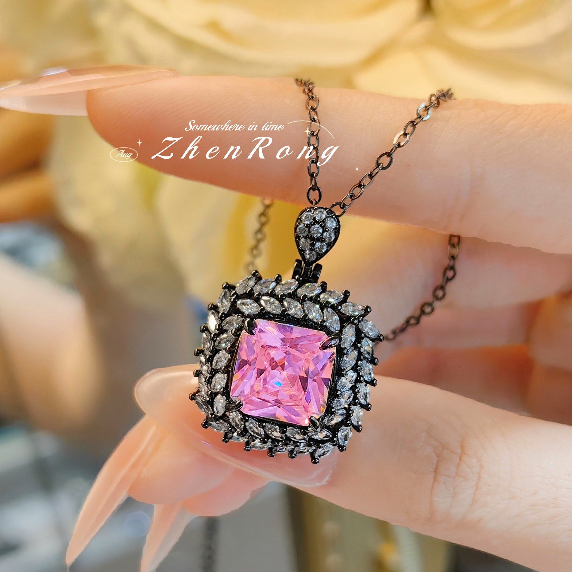 暗黑系感公主方阿盖尔粉黑金项链轻奢小众设计粉色高碳钻吊坠