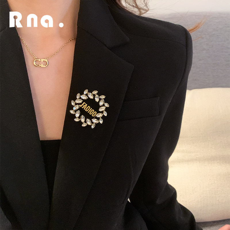 d家字母中古胸针毛衣配饰复古徽章西装别针胸花设计感小众高档女