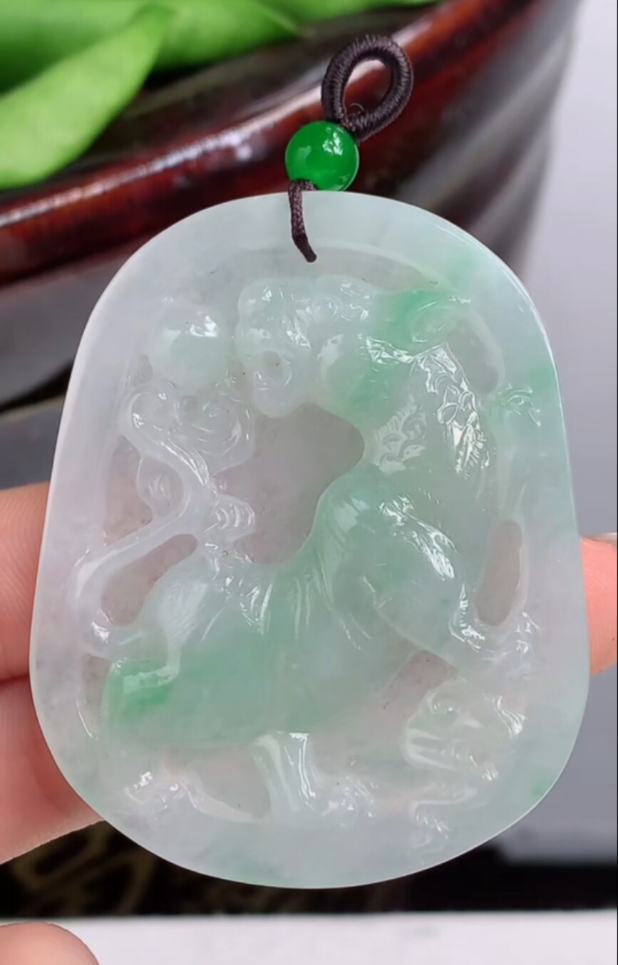 翡翠生肖虎牌冰种飘绿精雕缅甸天然老坑a男女玉石生肖玉佩翡翠虎