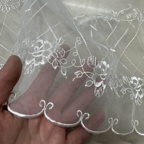 日单欧根纱双边定位刺绣幅宽112cm薄透手工娃衣9元半米