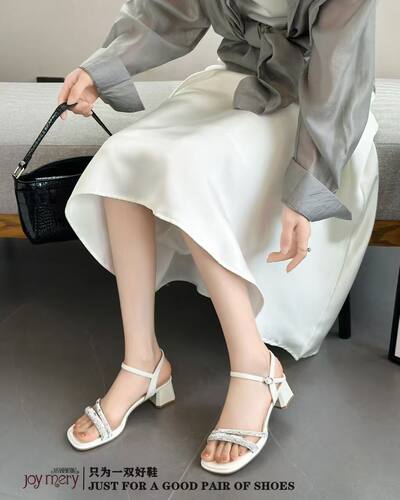 专柜正品娇娅媚妮2026新款牛皮水钻方头粗跟一字带仙女风凉鞋女