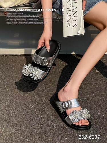 专柜正品迷人角色2026新款牛皮银色烟花水钻方扣一字带沙滩拖鞋