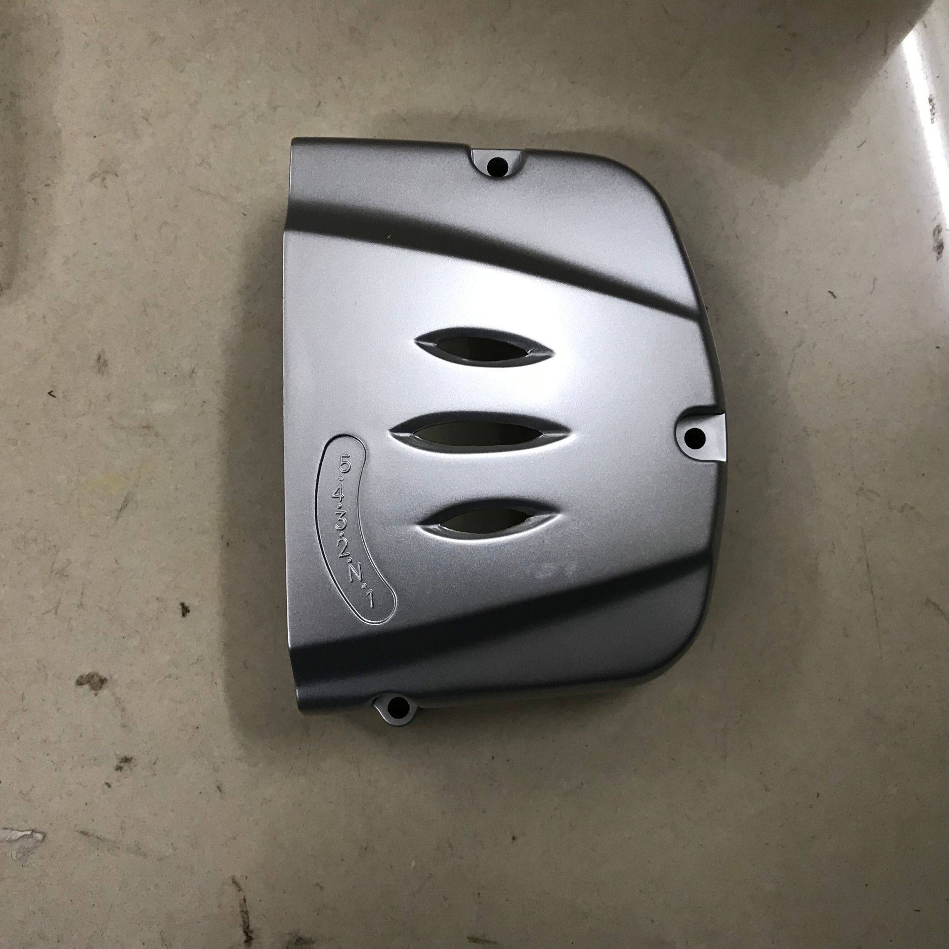 适用铃木锐爽en125-2f五挡车摩托车发动机小链轮盖小齿轮盖小飞盖