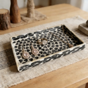 女生房间卧室内梳妆台床头柜玄关边几斗柜桌面首饰收纳托盘摆放小