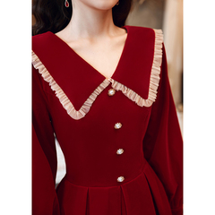 法式订婚礼服回门新娘红色娃娃领金丝绒连衣裙秋冬款女装2025新款