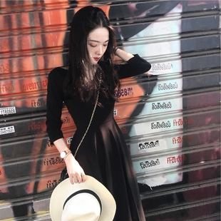 赫本小黑裙2026秋季新款显瘦黑色裙子V领复古ins超火的连衣裙女