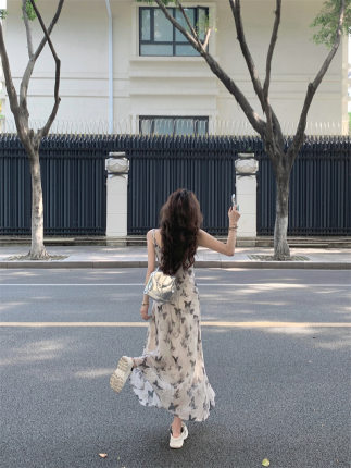 清冷系水墨蝴蝶连衣裙夏季复古2026新款褶皱收腰显瘦碎花吊带裙女