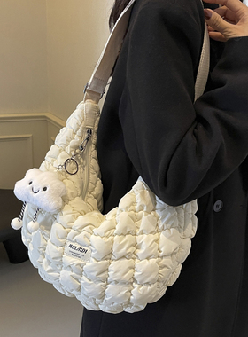 云朵包女2024新款秋冬大容量白色褶皱棉服斜挎包可爱通勤饺子包潮