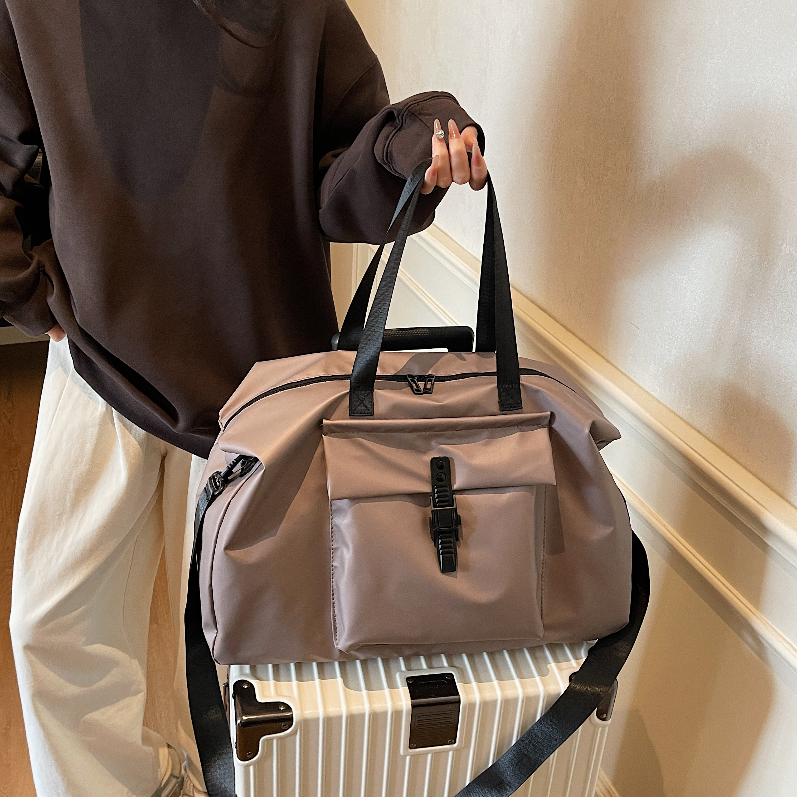 时尚短途旅行包女2025新款男女同款轻便防水健身包出差手提行李袋