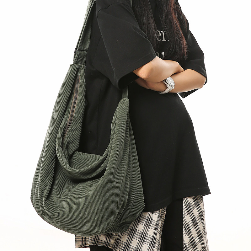 斜挎饺子包女水洗帆布大容量日系百搭灯芯绒慵懒风学生文艺单肩包