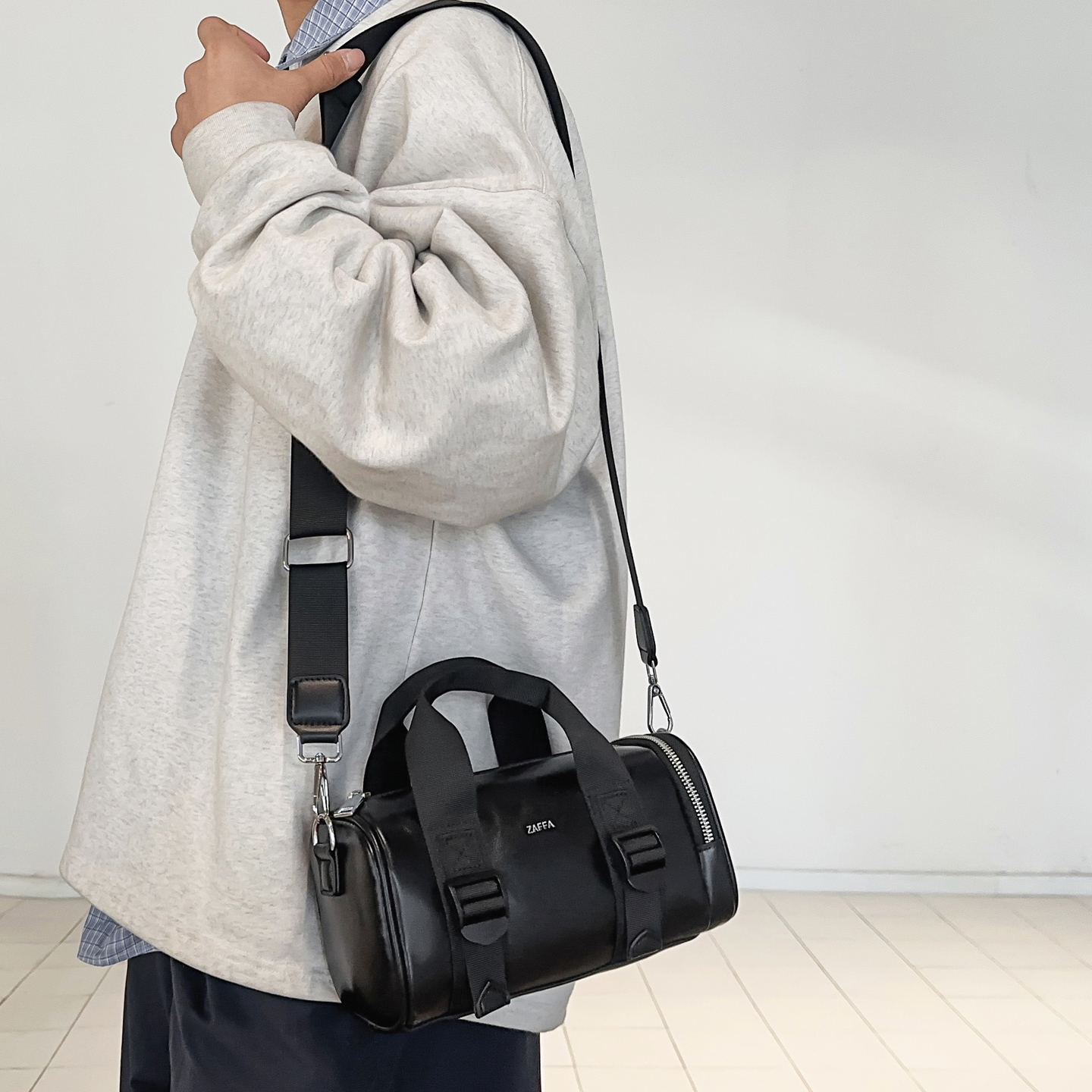 男女圆筒形工装休闲斜挎手机包