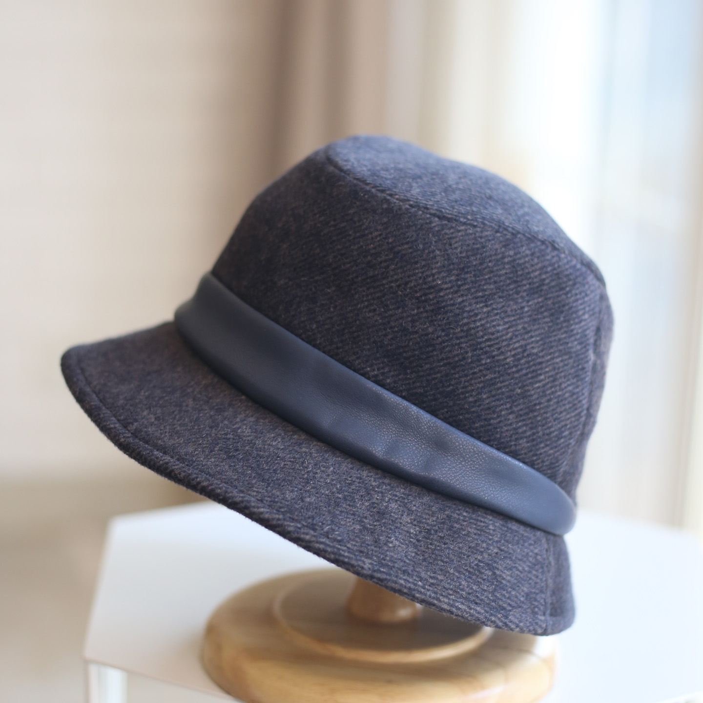 韩国原单羊毛布帽子女秋冬加厚里衬保暖渔夫帽时尚PU皮条后压盆帽