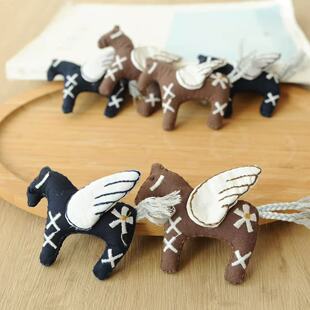 「马年新品」卡通可爱布艺充棉花朵刺绣飞马本命年装饰胸针小物