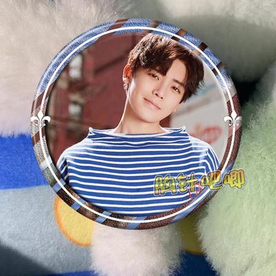 侯明昊 明星同款式周边吧唧徽章马口铁胸章镭射定制挂件制作