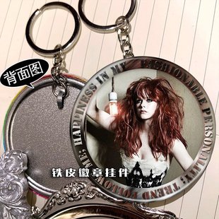 艾薇儿 周边同款挂件钥匙扣铁皮徽章吊坠定制礼物礼品定制