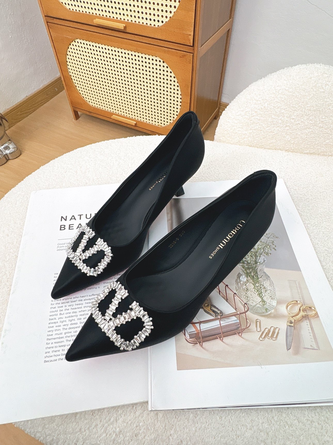 2026优雅法式鞋子女v扣绸缎黑色高跟鞋设计感小众尖头单鞋低跟