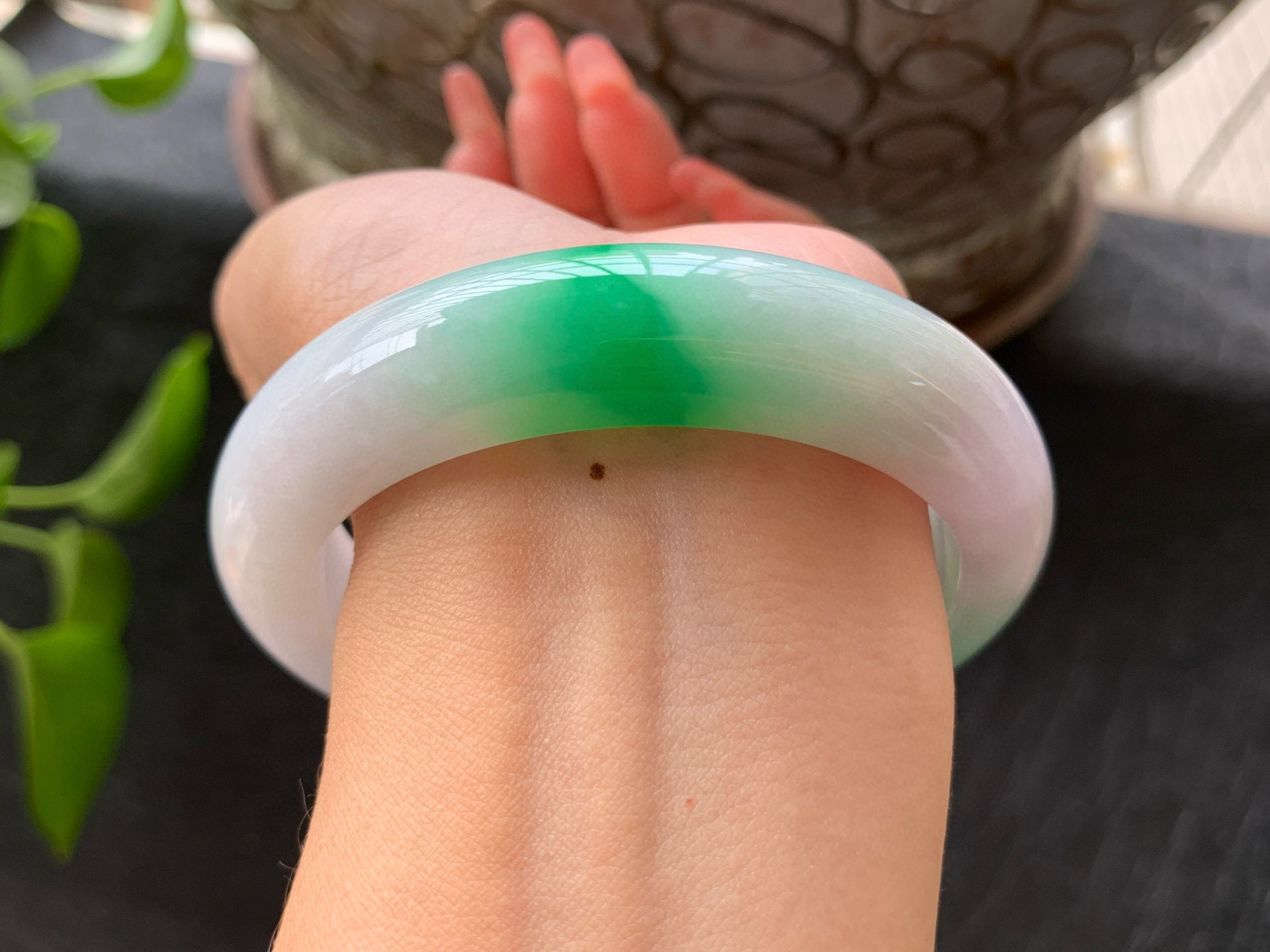 【小陈翡翠】缅甸天然翡翠a货白底青飘阳绿60大圈口正圈翡翠手镯