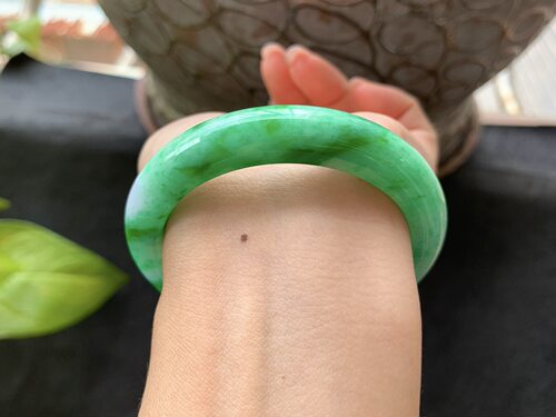 【小陈翡翠】缅甸天然翡翠A货飘辣绿花53正圈翡翠手镯