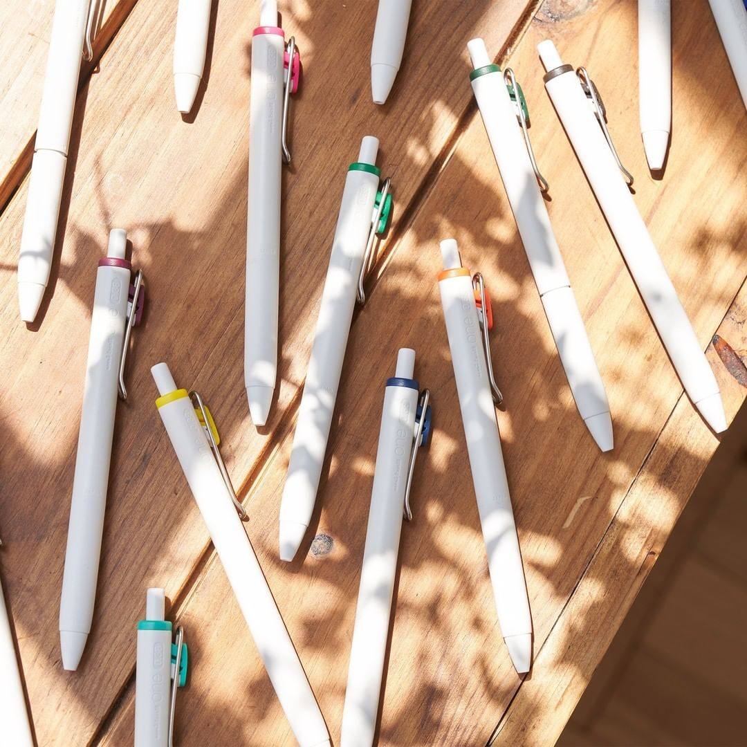 日本三菱umn-s-0.38/0.5mm小浓芯黑色中性笔uni-ball one按动水笔