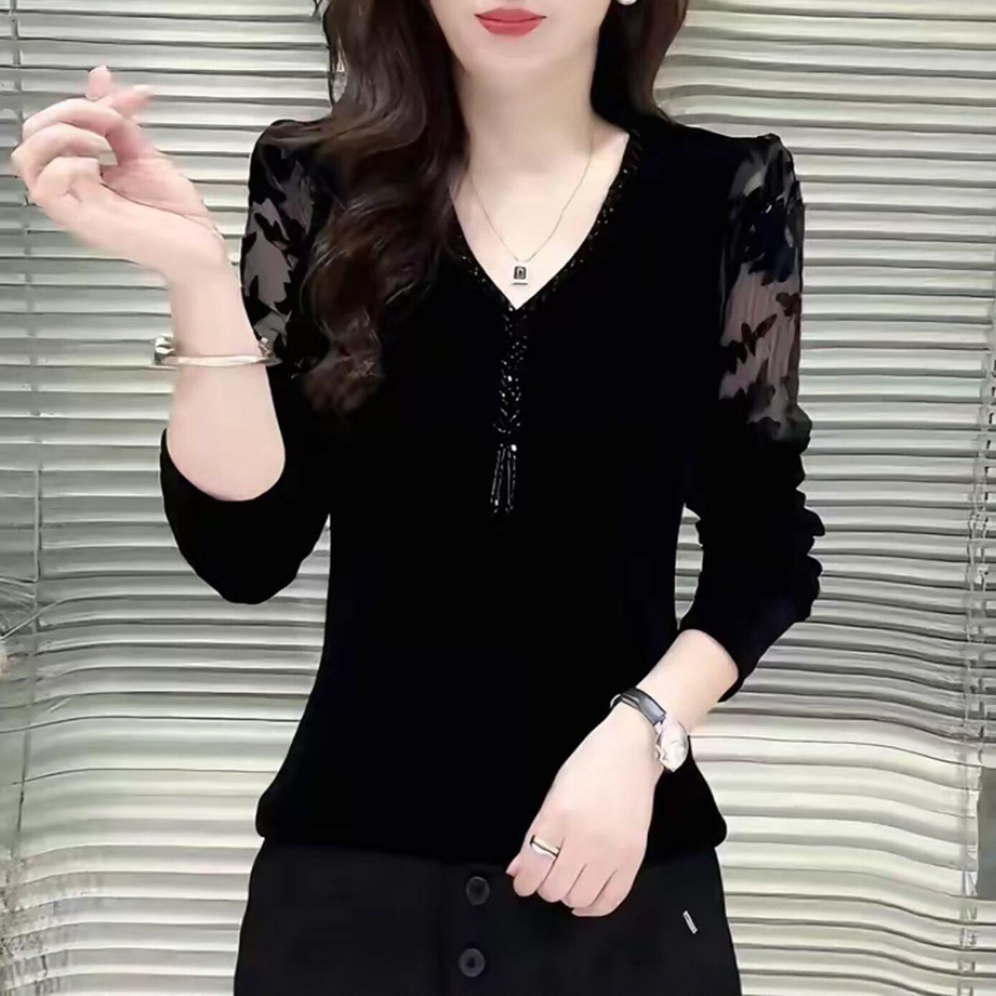 妈妈装V领丝绒拼接蕾丝长袖小衫