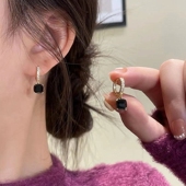 高级感黑色方形耳环秋冬新款 小众设计耳饰精致百搭小巧镶钻耳扣女