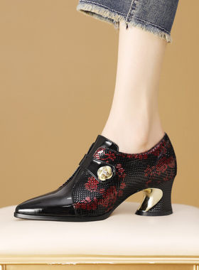 山茶花拼色牛皮尖头软面配旗袍穿单靴2025春季新款粗跟女皮鞋