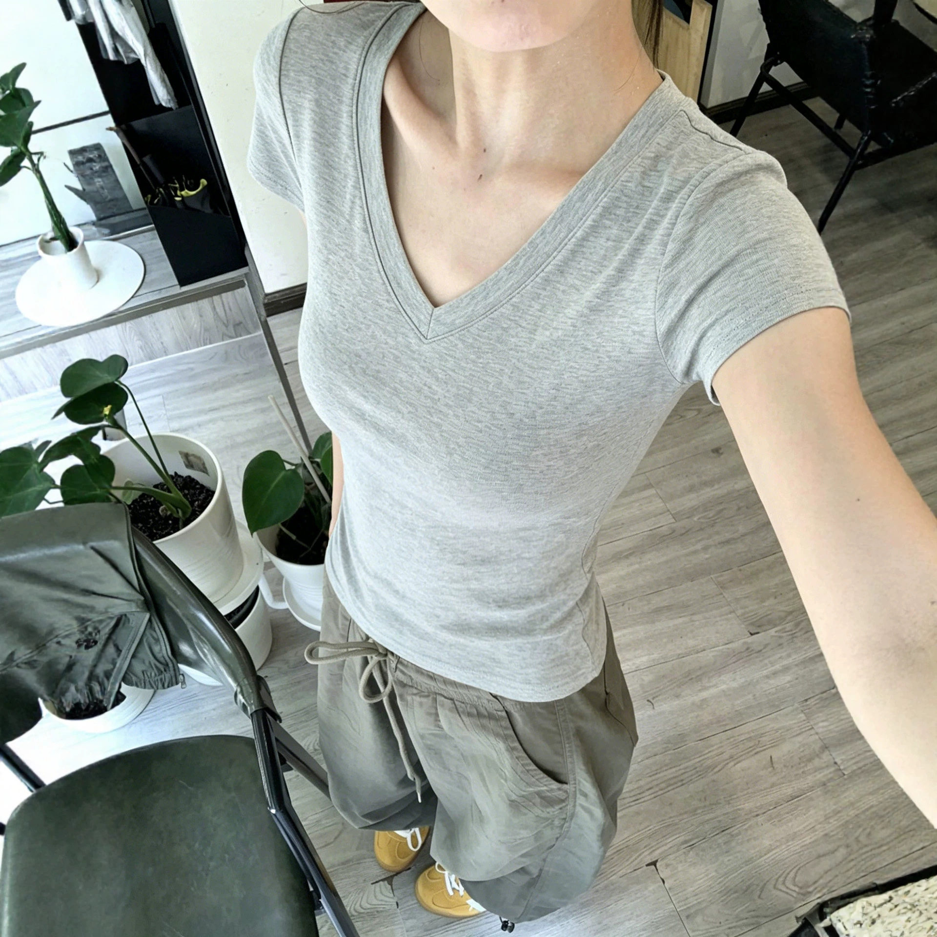 极简风V领短袖修身显瘦T恤女