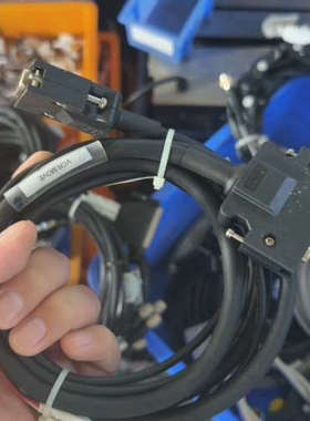 伺服驱动器连接线，VCR MOVE标识，3米长，黑色线材，接[议]