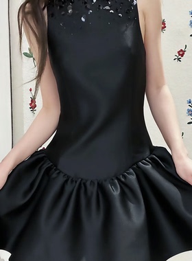 花一【上海高版本】24ss气质风黑色无袖蓬蓬收腰连衣裙女shushut