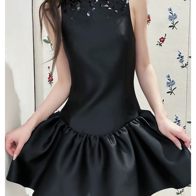 黑色无袖蓬蓬收腰连衣裙女