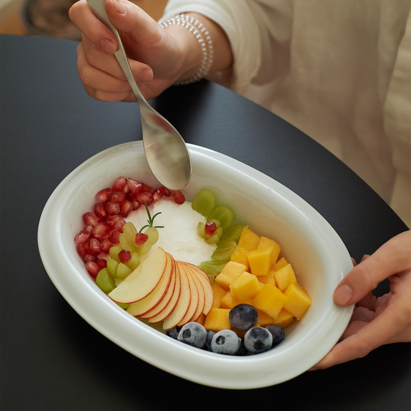 肆月白色盘子家用陶瓷水果沙拉盘早餐甜品盘西餐餐盘反口深盘极简,餐饮具,盘,淘宝优惠券,粉丝福利购,淘宝优惠卷