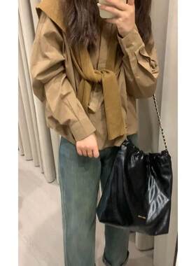 长袖衬衫搭设计感叠穿针织披肩