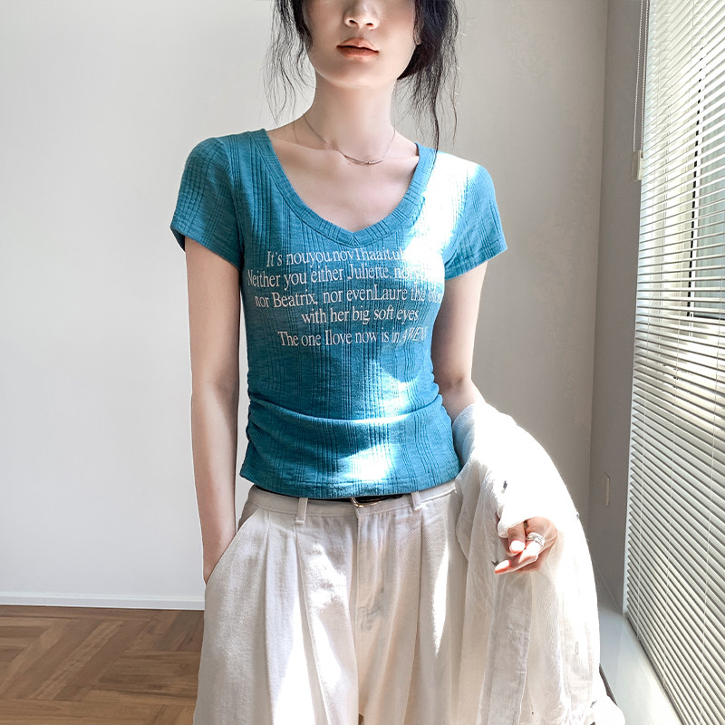 蓝色字母印花短袖T恤女2026夏季新款V领修身显瘦百搭正肩上衣潮