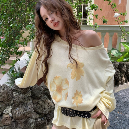 HOLDER 2025夏季新款 宽松百搭慵懒纯欲风斜肩花朵防晒长袖T恤女