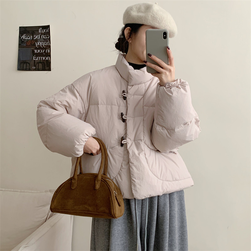 初吾家2025冬季新款韩系立领牛角扣短款羽绒服女甜美减龄保暖外套,女装/女士精品,羽绒服,淘宝优惠券,粉丝福利购,淘宝优惠卷