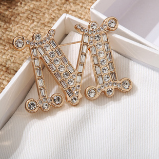 尾货 精致优雅提升你的气质 M字胸针小钻百搭单品 2022年新款四季