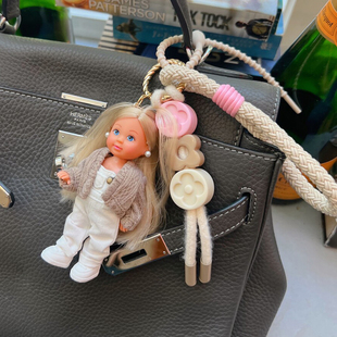 ins风新款迷你可爱芭比娃娃卡其色开衫背带裤礼物钥匙扣包包挂件