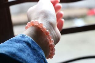 人间。8mm天然草莓粉水晶手串结缘招桃花运气手链手工制作原创